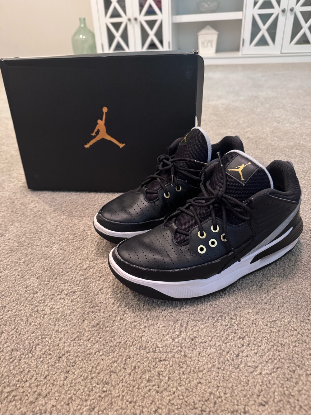 Nike Air Jordan Max Aura 5 Sneakers Black Gold Men’s Sz 8